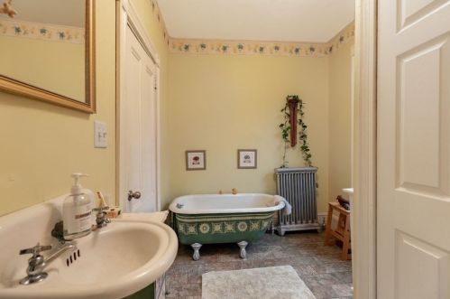 28 Franklin St, Whitman MA 02382-2529 exterior