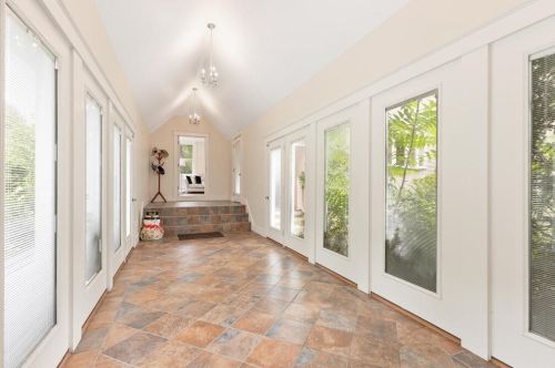 215 Ave, Weston MA 02493-1908 exterior