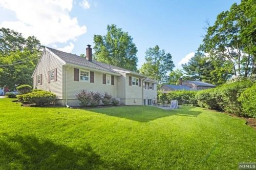 32 Deacon Pl, Cresskill NJ  07626-1139 exterior