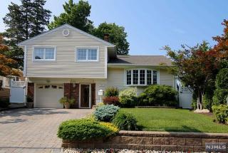 165 Highland Ave, Bergenfield, NJ 07621-3206