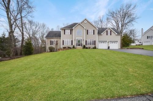 16 Brookside Dr, Sutton, MA 01590-4814