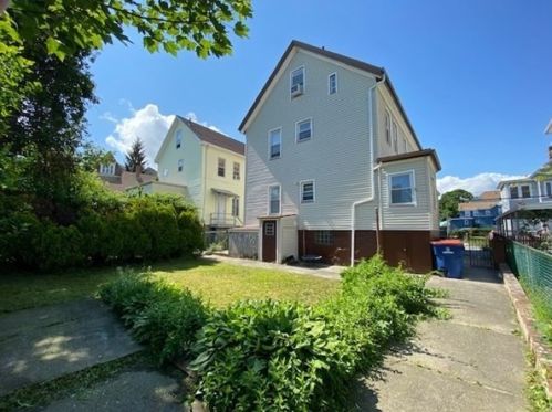 208 Grinnell St, New Bedford MA 02740-3269 exterior