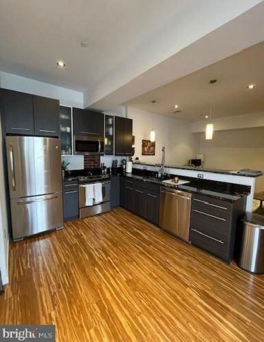 620 Front St, Philadelphia, PA 19147-1703