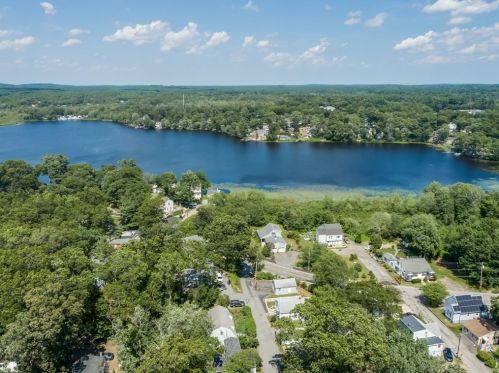 7 Oakhurst Ter, North Reading MA  01864-1132 exterior