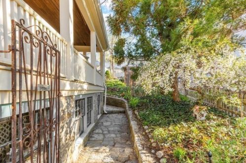 32 Main St, Rockport MA 01966-1512 exterior