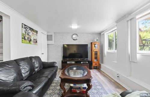 32 Deacon Pl, Cresskill NJ  07626-1139 exterior