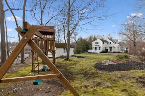 56 Elm St, Hingham MA 02043-2431 exterior