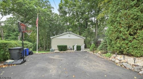 72 High Mtn Rd, Skyline Lakes NJ 07456-2510 exterior