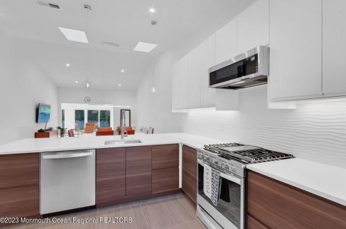 30 Boxwood Ter, Tinton Falls, NJ 07701-6704