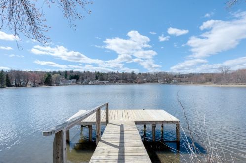 31 Indian Lk Pkwy, Worcester MA 01605-1215 exterior