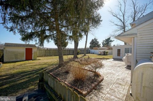 239 Hampshire Dr, West Deptford NJ 08096-4206 exterior