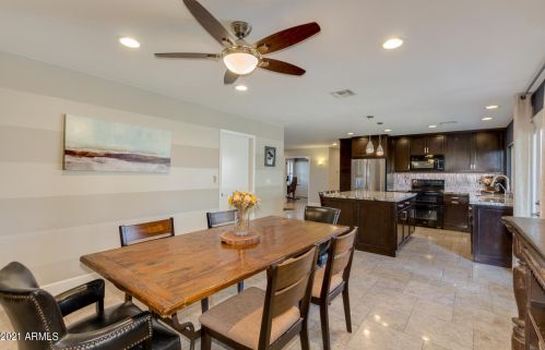 725 Country Gables Dr, Phoenix AZ 85053-4528 exterior