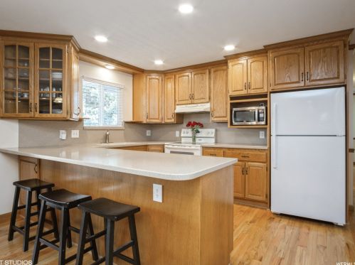 1587 Edgecliff Dr, Sandy UT 84092-4309 exterior