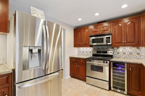 347 Prospect St, Hingham MA 02061-1140 exterior