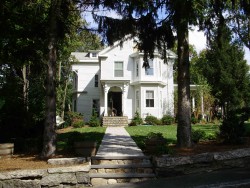 52 Hillside Ave, Newton, MA 02465-2561