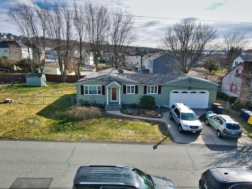 143 Moorland St, Fall River, MA 02724-1112