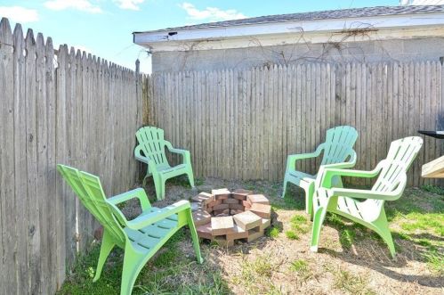 42 Raymond St, Fall River MA 02723-2823 exterior