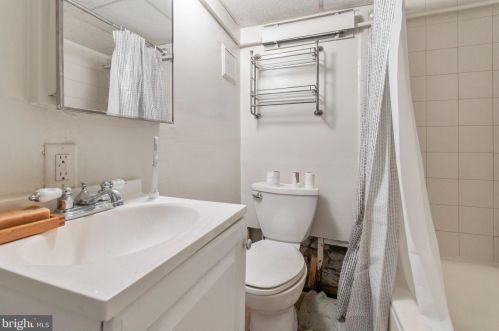 2013 15 St, Philadelphia PA 19121-2301 exterior