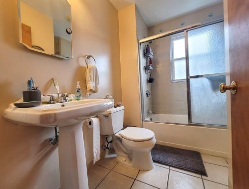 2 Barrett St, Fall River MA 02724-3302 exterior