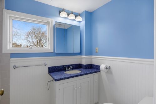 216 Hull St, Hingham MA 02043-1423 exterior