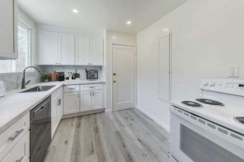 15977 Windsor Dr, San Leandro CA  94578-1415 exterior