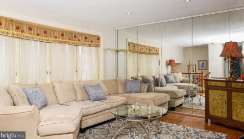 422 Meadowcroft Rd, West Deptford NJ 08096-4007 exterior