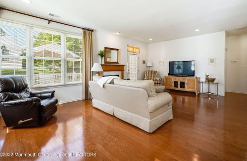 9 Fernwood Dr, Tinton Falls NJ 07712-8713 exterior