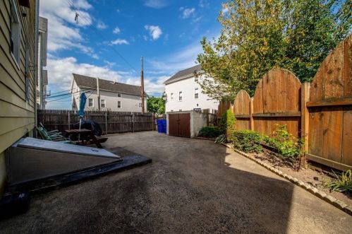 328 Broadway, Fall River MA 02724-2903 exterior