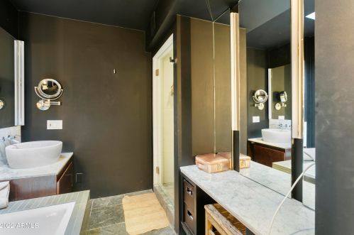 3241 Camelback Rd, Phoenix AZ 85033-1455 exterior