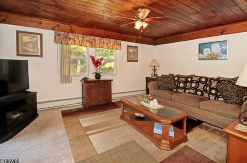 380 River Rd, East Hanover NJ  07936-3042 exterior