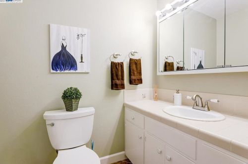 1476 Regent Dr, San Leandro CA 94577-5323 exterior