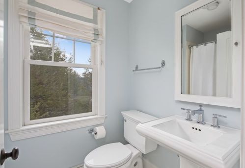 56 Elm St, Hingham MA 02043-2431 exterior