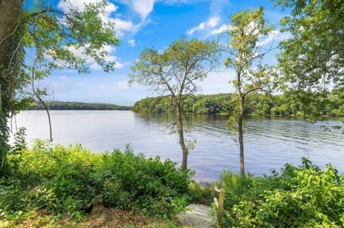 379 Main St, Groveland MA 01834-1428 exterior