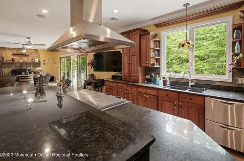 335 Veterans Hwy, Jackson Twp NJ 08527-2832 exterior