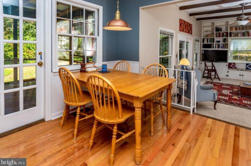 33 Pineknoll Dr, Trenton NJ 08648-3143 exterior