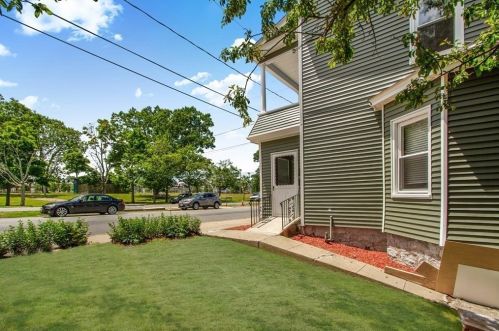 556 Bradford Ave, Fall River MA 02721-1017 exterior