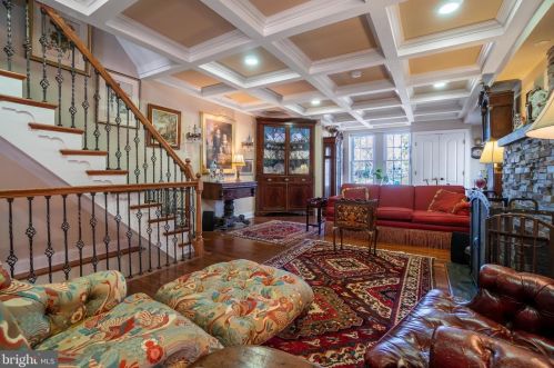 7023 Lincoln Dr, Philadelphia, PA 19119-2541