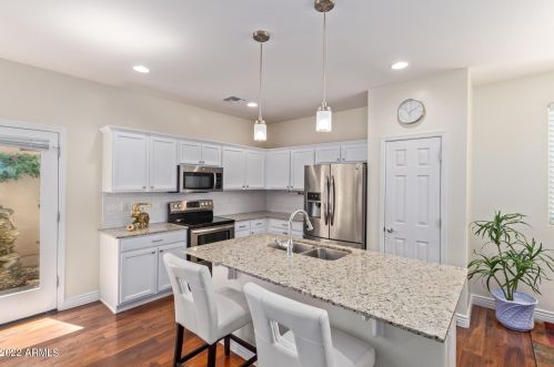 2850 73rd Dr, Phoenix, AZ 85035-3256