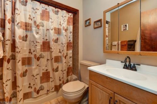 364 Skyline Lk Dr, Skyline Lakes NJ 07456-1943 exterior