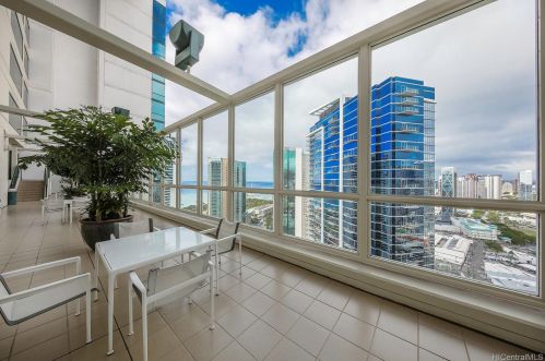 88 Piikoi St, Honolulu HI 96814-4245 exterior