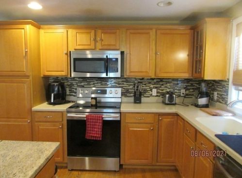 1060 Rocky Woods St, Taunton MA  02780-8200 exterior