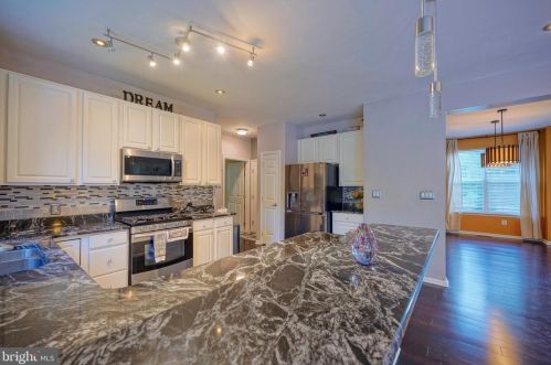 128 Betsy Ross Way, West Deptford NJ 08096-6872 exterior