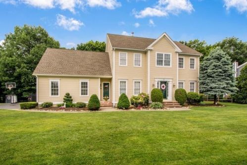 27 Camelot Dr, Shrewsbury, MA 01545-7737