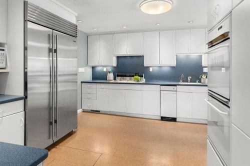 21 Cross Hl Rd, Newton MA 02459-3119 exterior