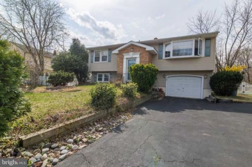 305 Meadowcroft Rd, West Deptford, NJ 08096-4007