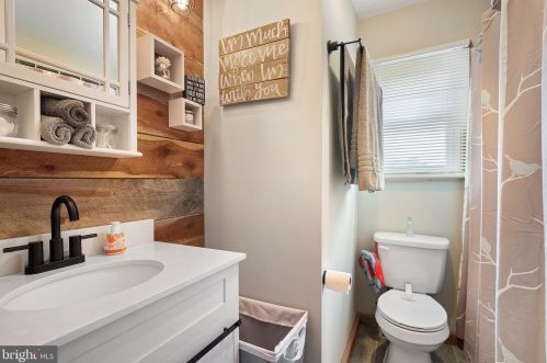 260 Columbus Dr, West Deptford NJ 08051-1258 exterior