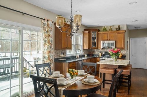 62 Chelsea Dr, Seekonk MA 02771-4923 exterior