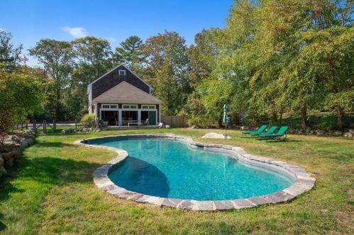 10 Summer St, Hingham MA 02043-2219 exterior