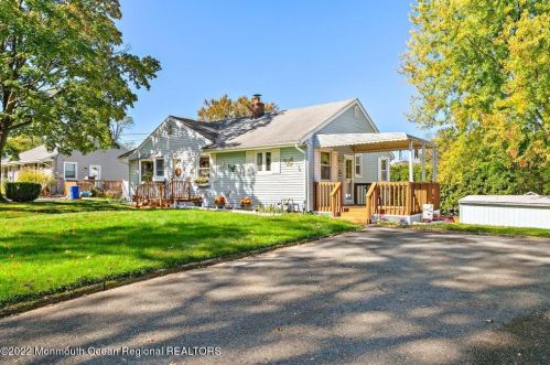 41 Reynolds Dr, Tinton Falls NJ 07724-2323 exterior