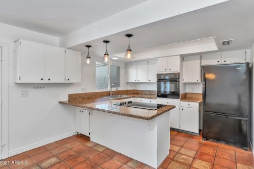 2818 Clarendon Ave, Phoenix AZ 85031-3142 exterior